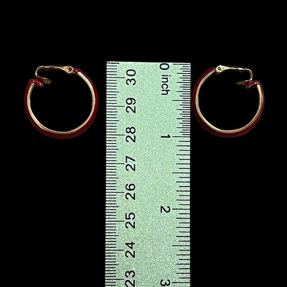 Pretty vintage enamel 1 inch Red Hoop clip-on Earrings with gold tone edges - Picture 4 of 4